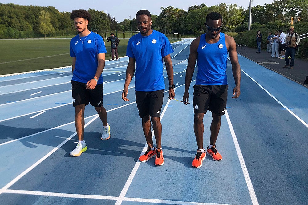 | Photo: AP/Patrick Hermansen : Paris Paralympics 2024: Donard Ndim Nyamjua, center, guide and sprinter Guillaume Junior Atangana arrive for a training session